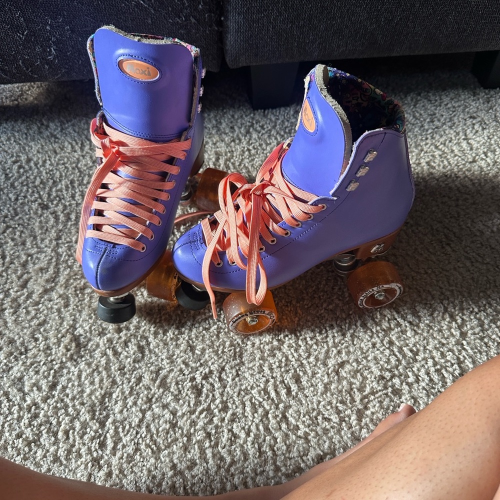 Moxie Beach Bunny Roller Skates Size 6